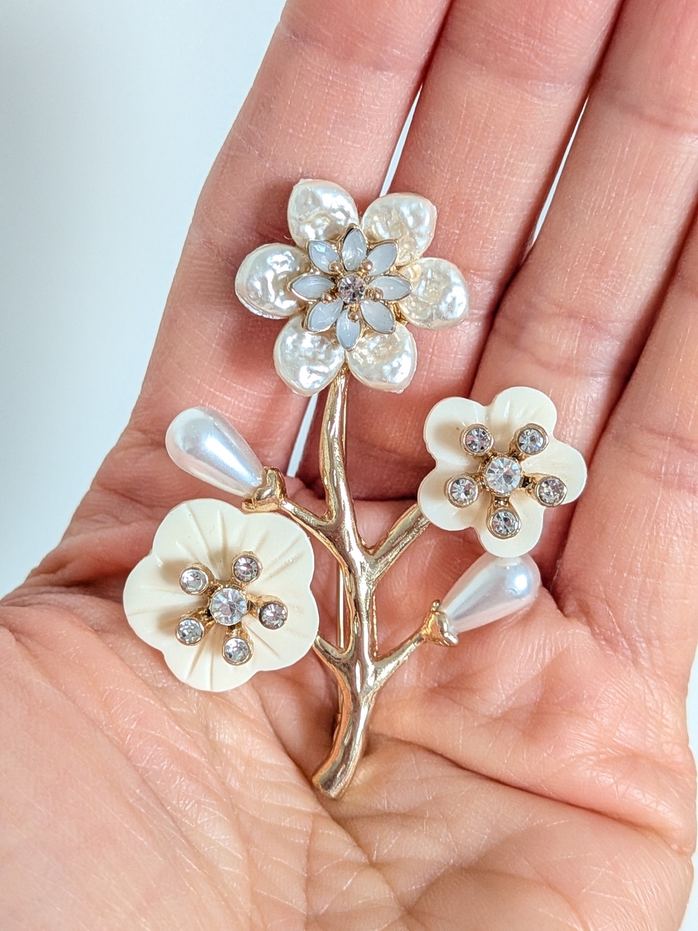 Vintage Style Gold Tone 3D Floral Faux Pearl Rhinestone Brooch